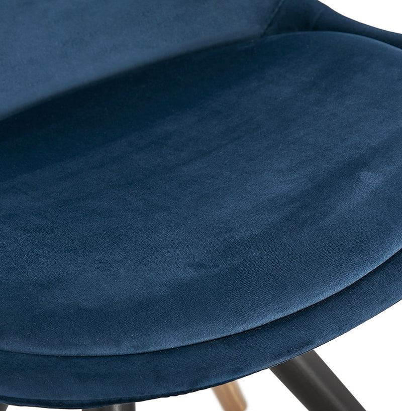 Design stoel 'HAMILTON' in blauw fluweel en poten in zwart hout - Majorr