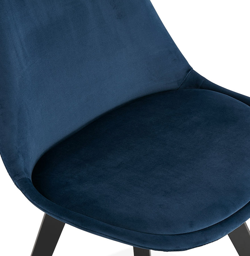 Stoel in blauw fluweel 'JOE' met structuur in zwart hout - Majorr