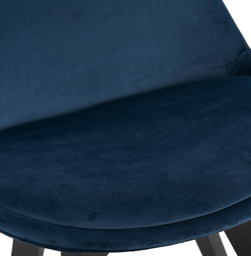 Stoel in blauw fluweel 'JOE' met structuur in zwart hout - Majorr