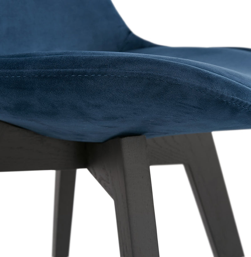 Stoel in blauw fluweel 'JOE' met structuur in zwart hout - Majorr