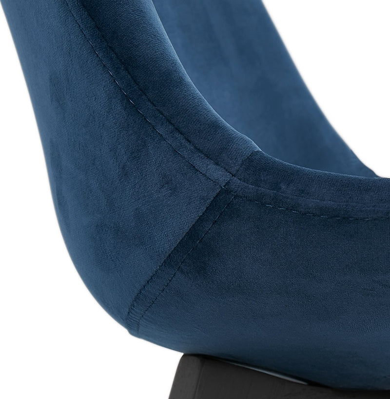 Stoel in blauw fluweel 'JOE' met structuur in zwart hout - Majorr
