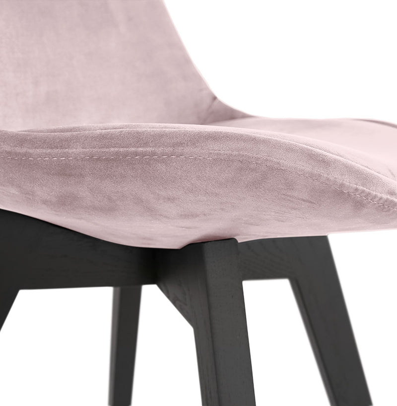 Stoel in roze fluweel 'JOE' met structuur in zwart hout - Majorr