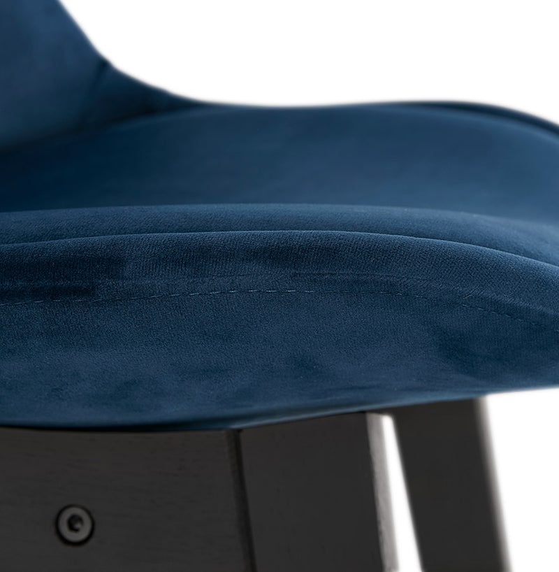Halfhoge design barkruk 'MORISS MINI' in blauw fluweel en poten in zwart hout - Majorr