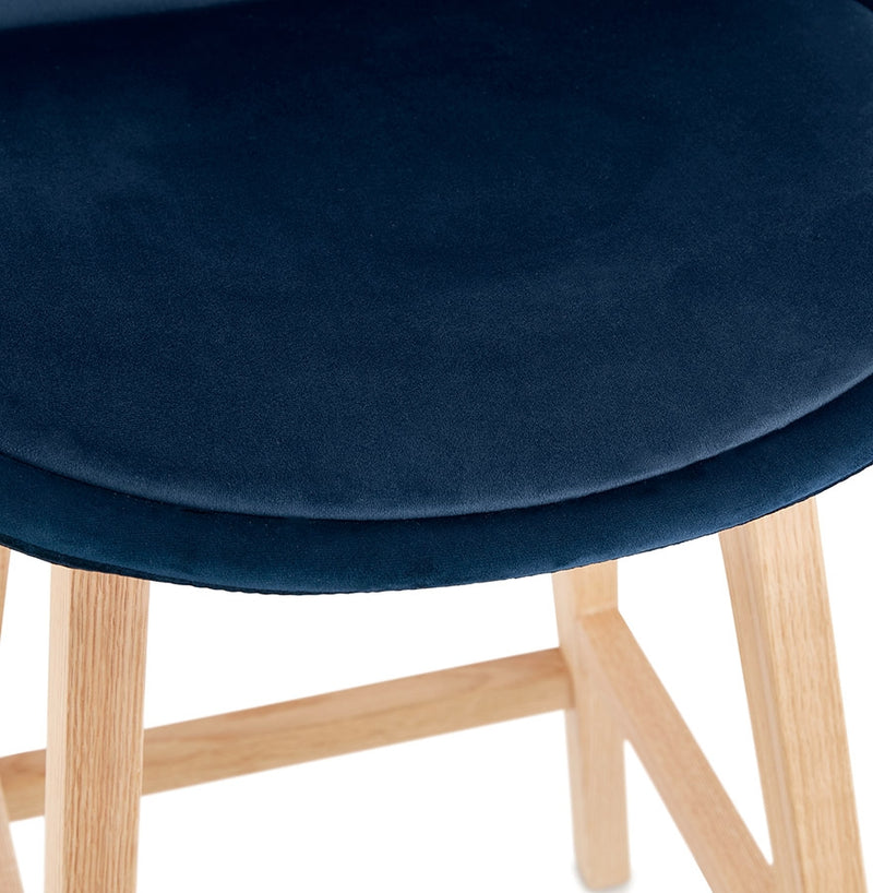 Barkruk 'MORISS' in blauw fluweel met poten in natuurlijk hout - Majorr