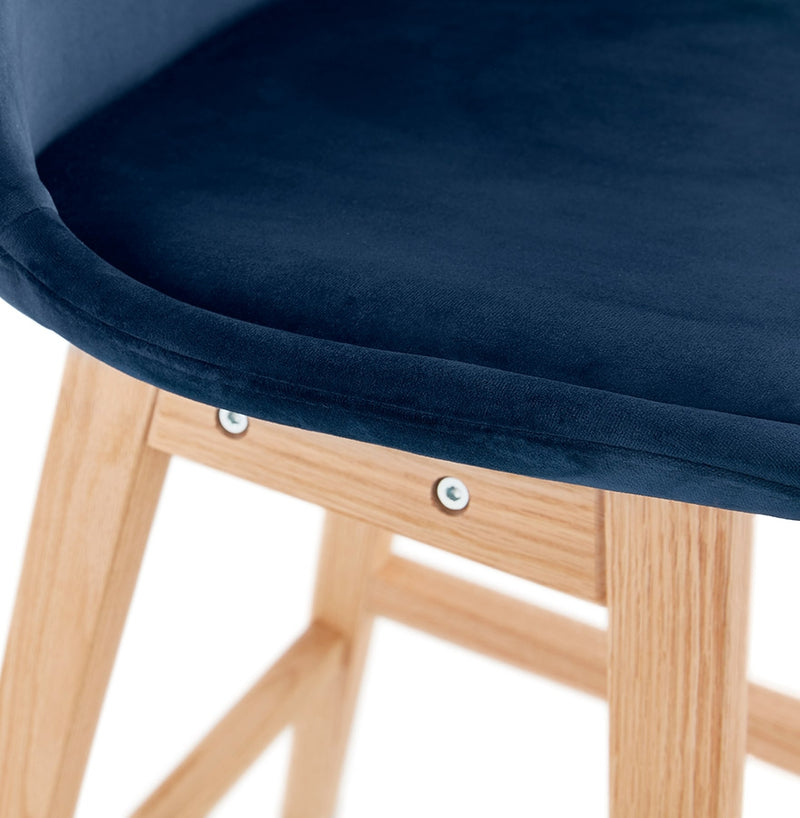 Barkruk 'MORISS' in blauw fluweel met poten in natuurlijk hout - Majorr