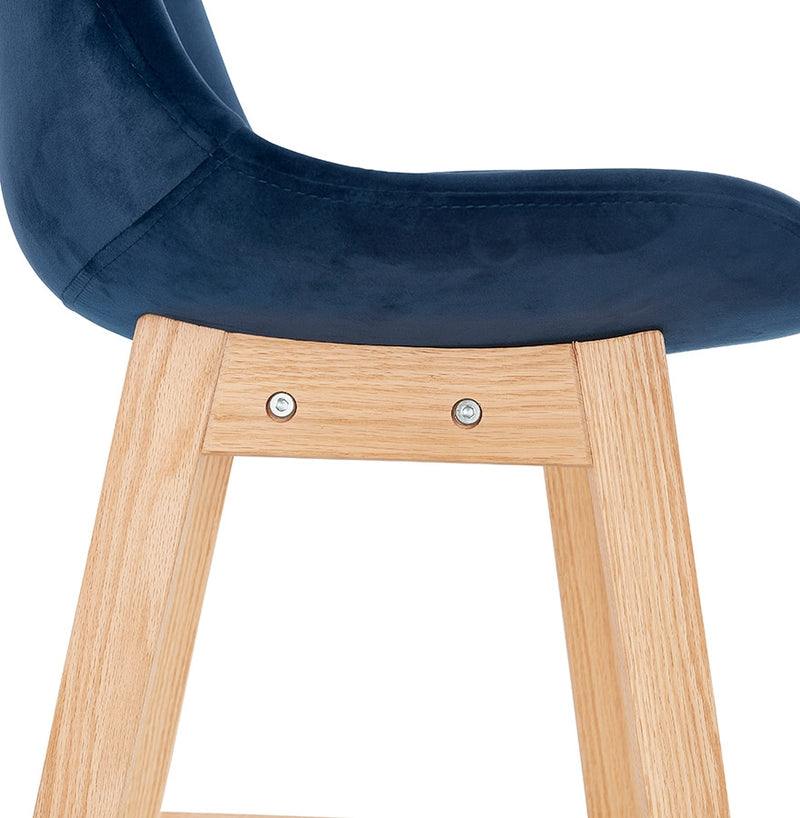Barkruk 'MORISS' in blauw fluweel met poten in natuurlijk hout - Majorr