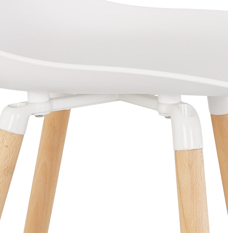 Halfhoge witte kruk 'TATSU MINI' met poten van natuurlijk hout - Majorr