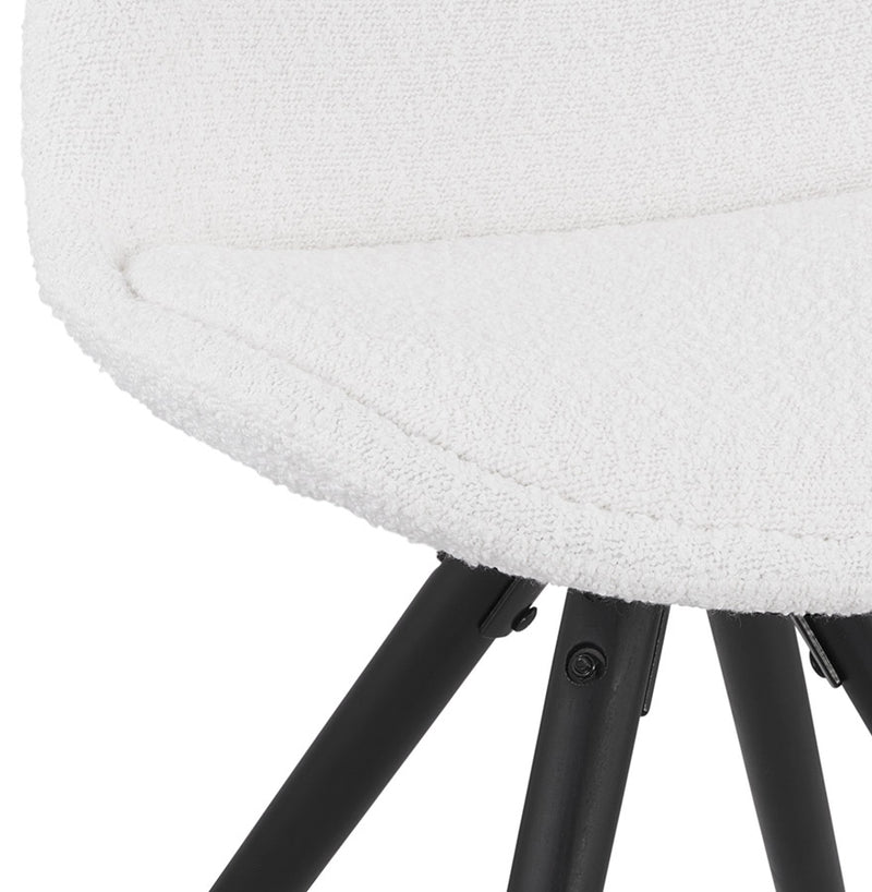 Design stoel 'VALENTINE' van witte badstof met zwarte houten poten - Majorr